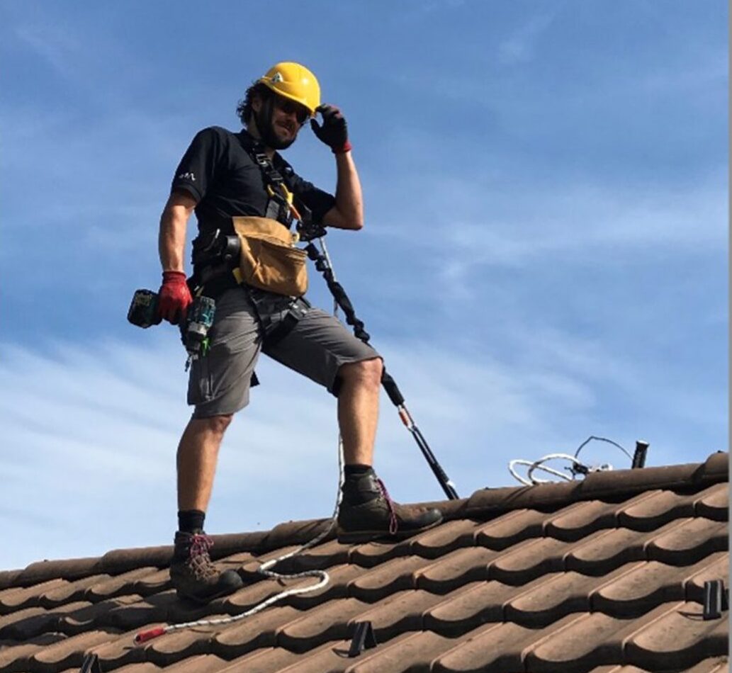 Das Betreten eines Daches mit Persönlicher Schutzausrüstung gegen Absturz (PSAgA) im Rahmen eines Kurses im Kompetenzzentrum Arbeitssicherheit im Appenzellerland.