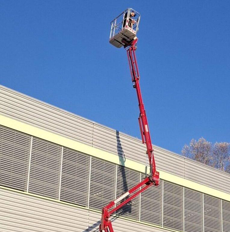 Das Betätigen einer Hubarbeitsbühne innerhalb eines Kurses im Kompetenzzentrum Arbeitssicherheit im Appenzellerland.