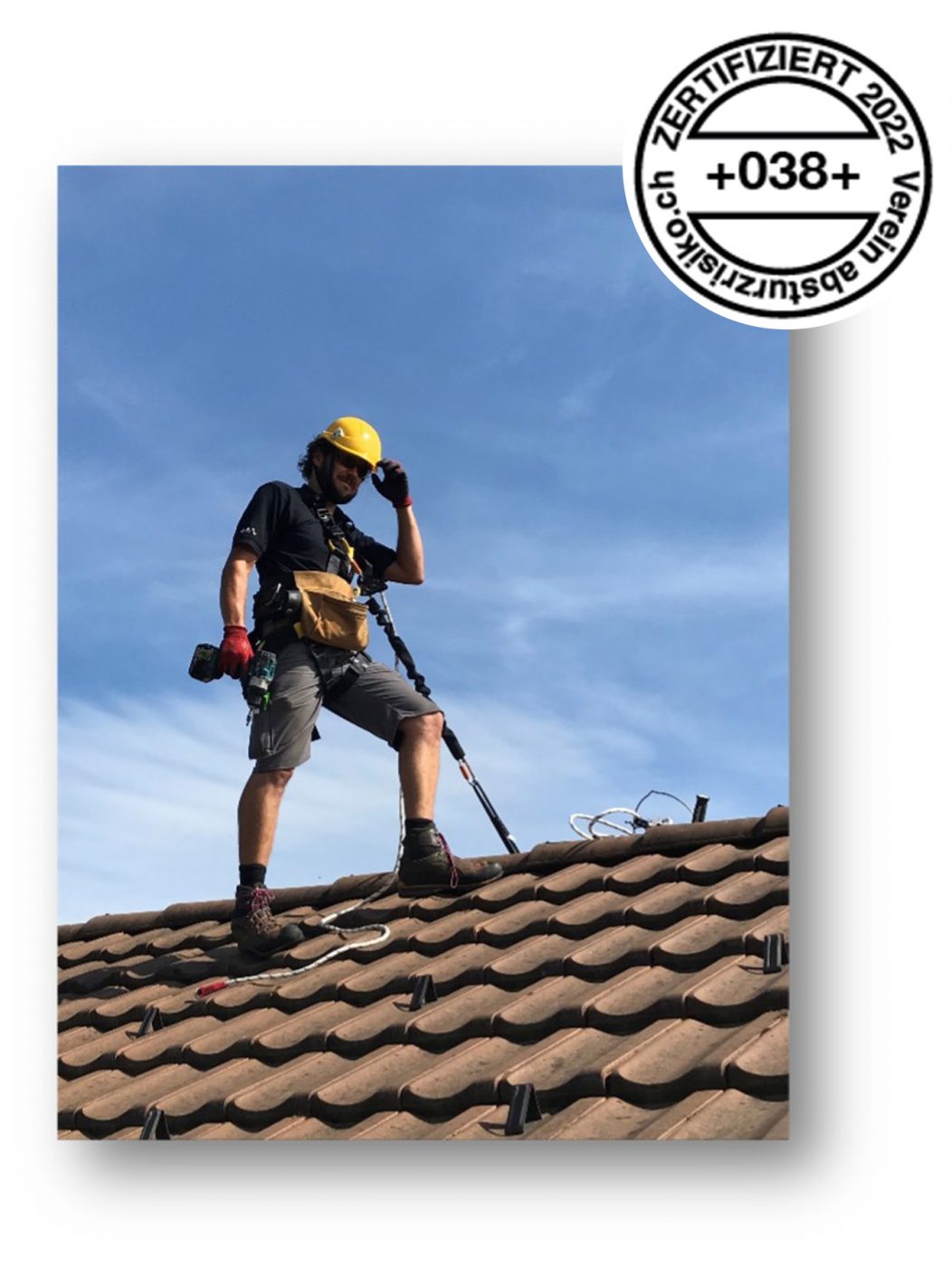 Das Betreten eines Daches mit Persönlicher Schutzausrüstung gegen Absturz (PSAgA) im Rahmen eines Kurses im Kompetenzzentrum Arbeitssicherheit im Appenzellerland.