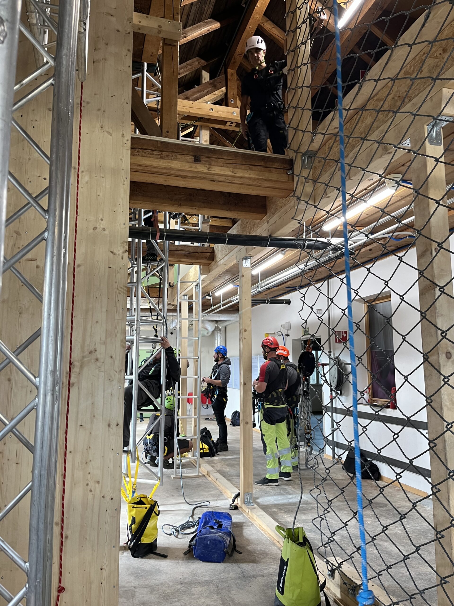 Kurs im eigenen Seillokal mit Persönlicher Schutzausrüstung gegen Absturz (PSAgA).